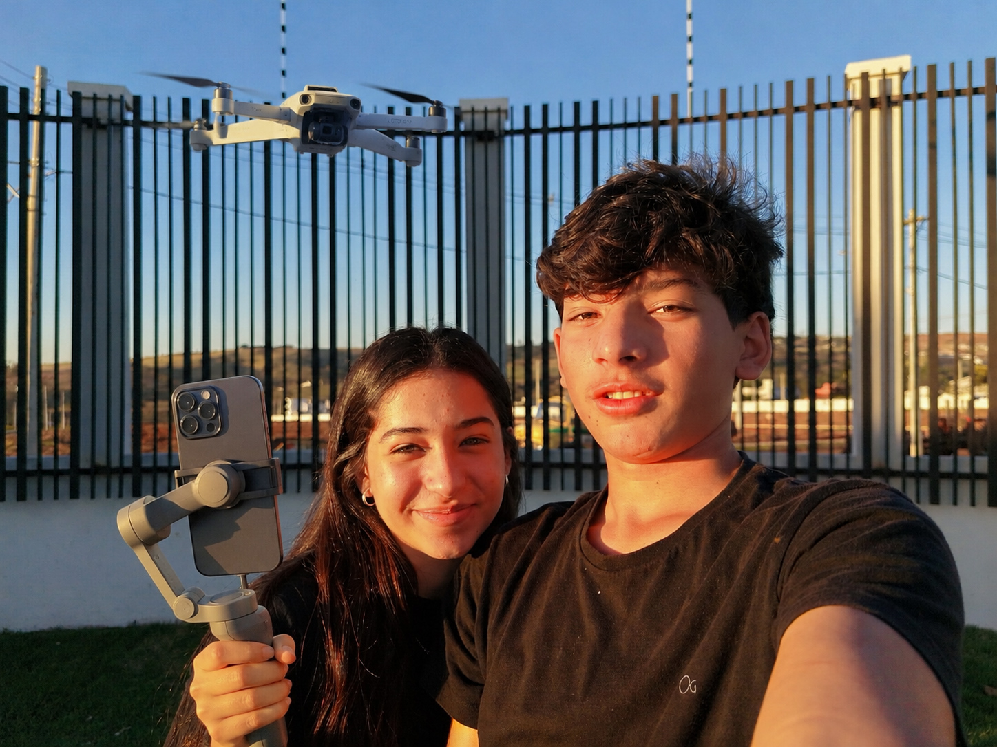 Lucas Calebe e Geovanna Campos, fundadores da CAMPOZ, com drone e estabilizador